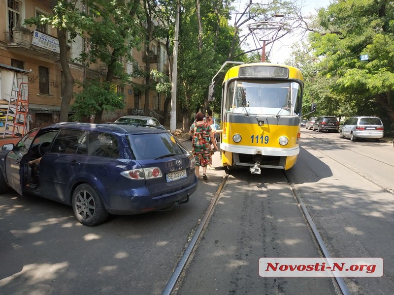 В центре Николаева припаркованная на рельсах «Мазда» заблокировала движение трамваев
