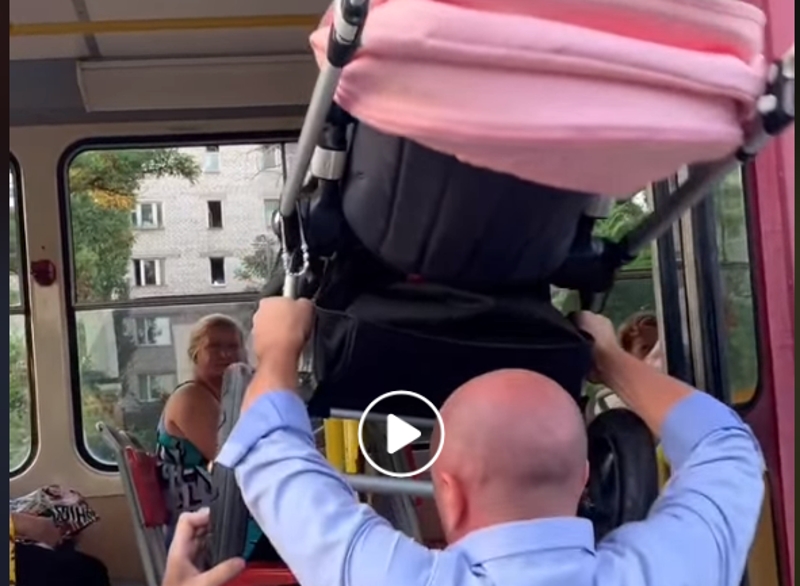 В николаевских трамваях при входе не помещается детская коляска. Видео