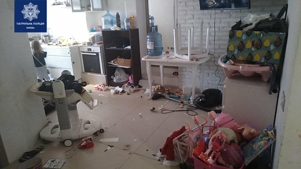 В Киеве мужчина оставил трех своих маленьких детей одних в запертой квартире