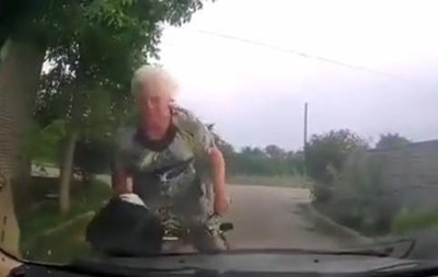 Бабушка на велосипеде влетела в патрульное авто. ВИДЕО