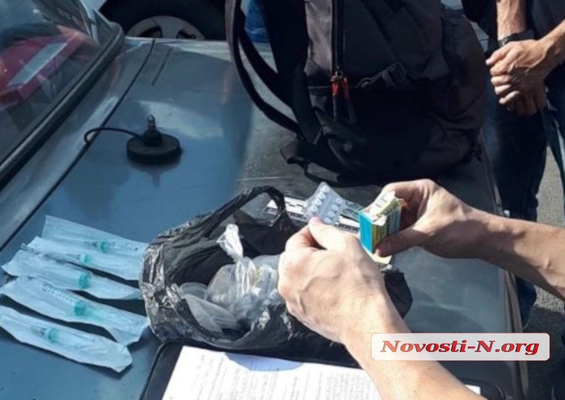 В Николаеве на автовокзале задержали мужчину с наркотиками, таблетками и шприцами