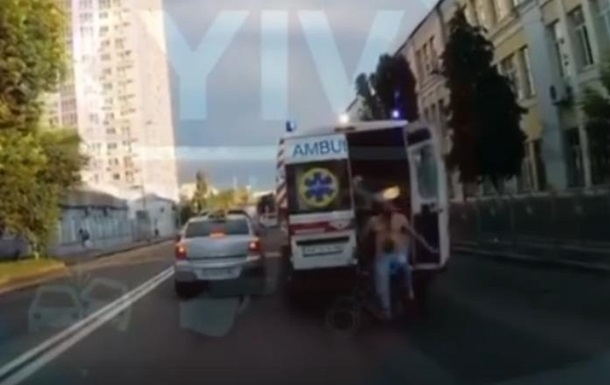 Полуголый мужчина на ходу выпрыгнул из «скорой» в Киеве. ВИДЕО