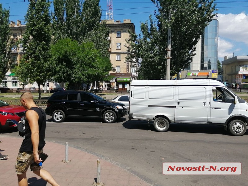 В центре Николаева столкнулись «Газель» и «Мерседес»