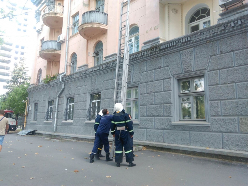 В Николаеве спасатели помогли пенсионерке открыть дверь в квартиру