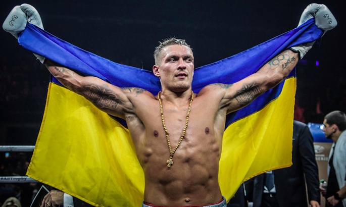 Названы даты и место дебюта украинского боксера Усика в супертяжелом весе