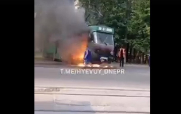 В Днепре на ходу загорелся трамвай с пассажирами. ВИДЕО