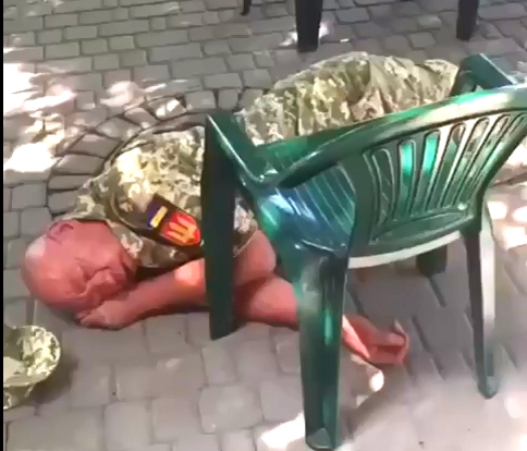 В Первомайске сняли пьяных военных — один валялся под столом. ВИДЕО