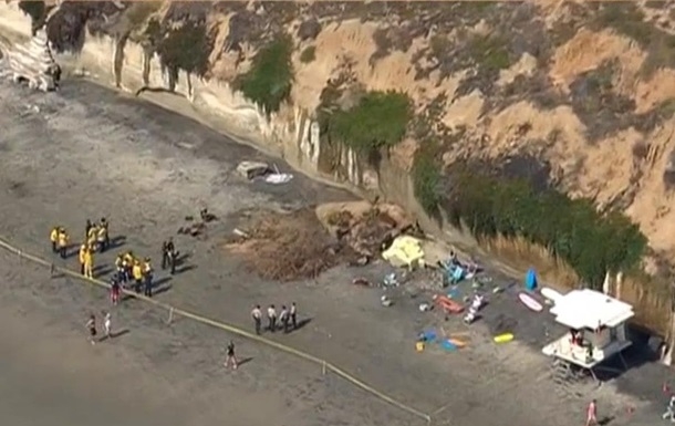 В США на пляж рухнула скала - трое погибших