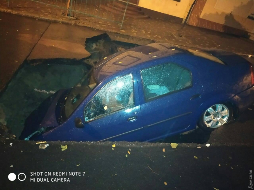 В Белгороде-Днестровском на ходу провалилась под землю машина с пассажирами