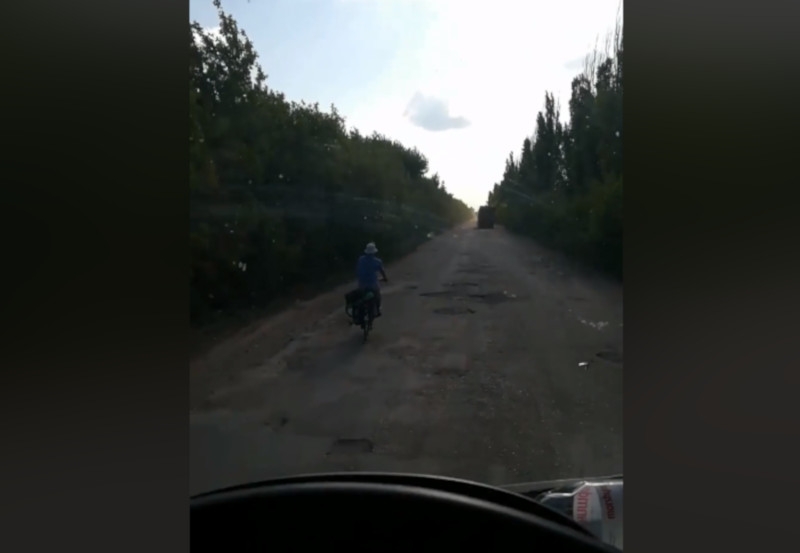 По худшей дороге страны «Кривой Рог — Николаев» на велосипеде ехать быстрее, чем на авто. ВИДЕО