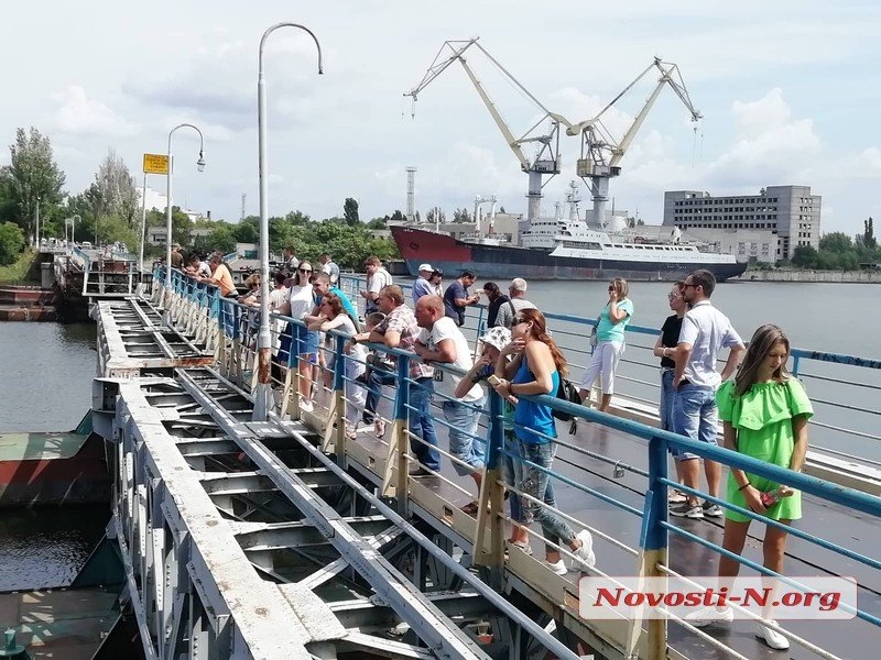 В Николаеве развели мосты — десантный корабль зашел на ремонт