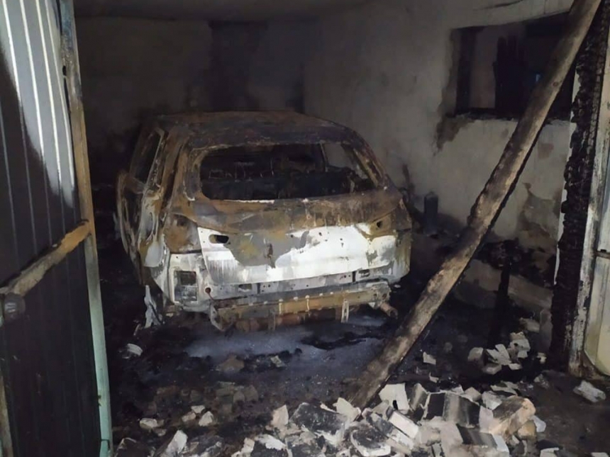 В Доманевке полностью сгорел гараж с автомобилем