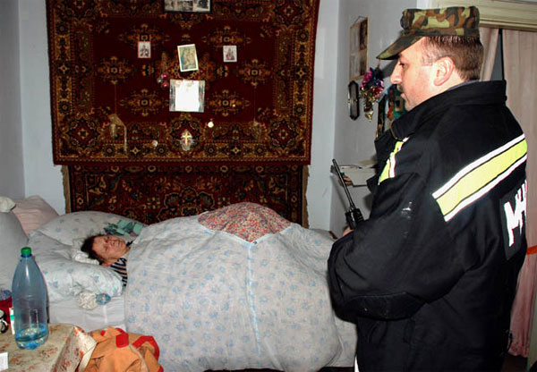 Николаевские МЧС-ники спасли бабушку, которая пролежала почти сутки  без сознания в собственной квартире