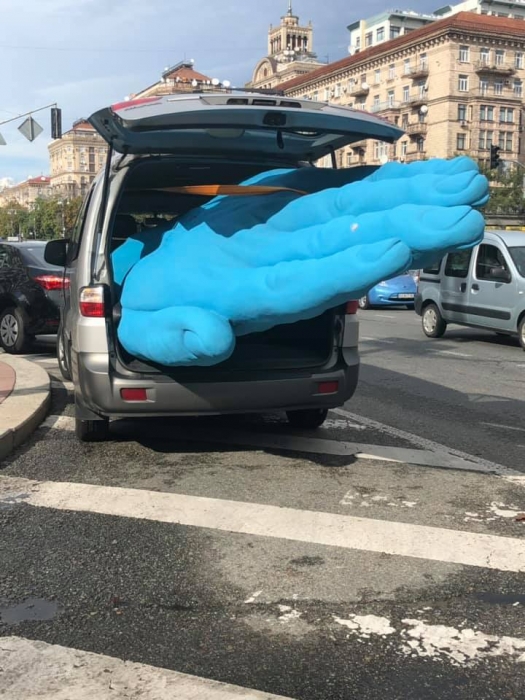 В центре Киева демонтировали гигантскую синюю руку