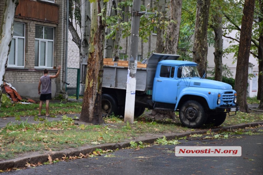 Как в Николаеве непогода ломала деревья и столбы. ФОТОРЕПОРТАЖ