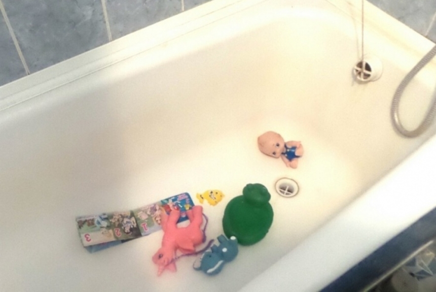 В Харькове годовалый мальчик утонул в ванне, пока отец оставил его без присмотра