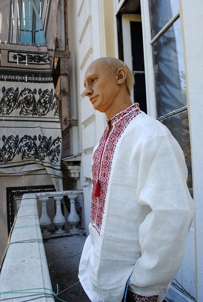Восковая фигура Путина на балконе гостиницы «Лондонская»