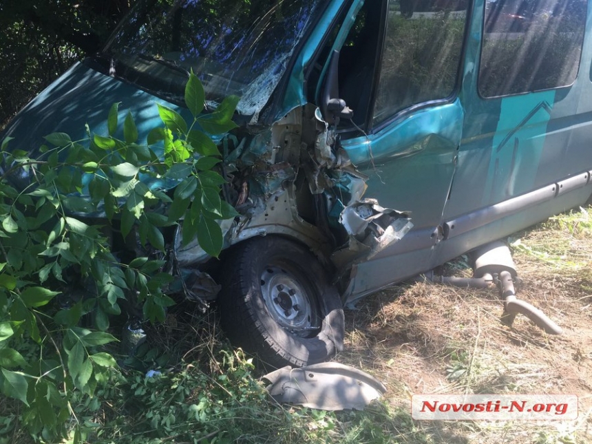 На трассе под Николаевом две аварии — столкнулись шесть машин, одна в кювете