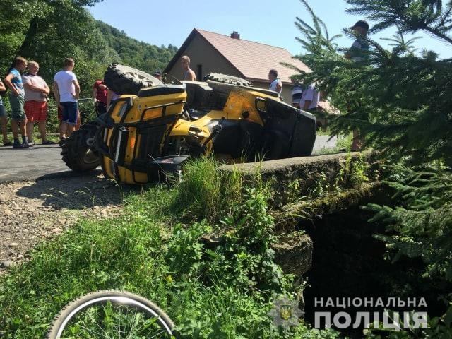 На Закарпатье 12-летний водитель квадроцикла врезался в автомобиль, в больнице - 8 человек