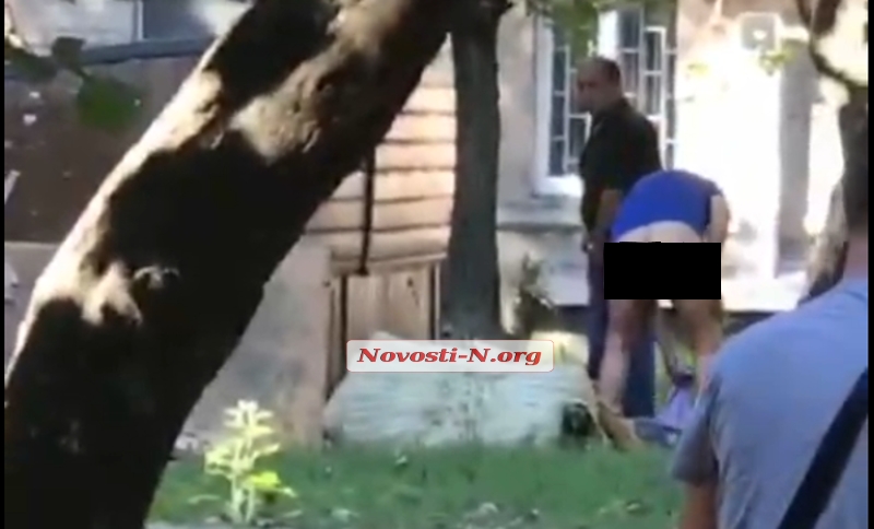 В Николаеве средь бела дня на детской площадке пьяный мужчина вытирал грязный зад. Видео