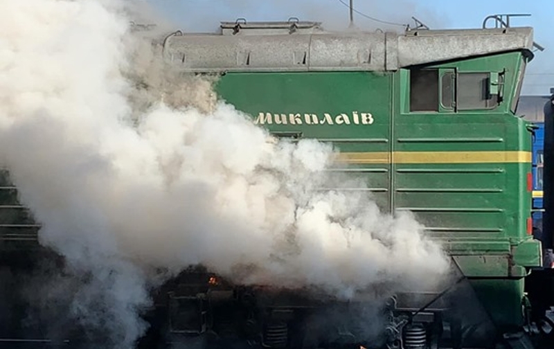 В Николаеве на ж/д вокзале загорелся локомотив: люди прыгали из окон. Видео