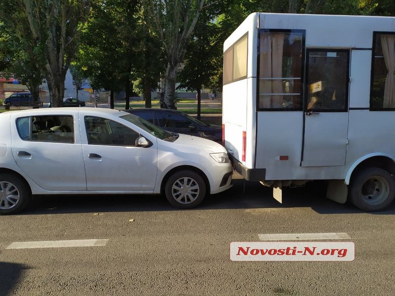 Ð ÑÐµÐ½ÑÑÐµ ÐÐ¸ÐºÐ¾Ð»Ð°ÐµÐ²Ð° ÑÑÐ¾Ð»ÐºÐ½ÑÐ»Ð¸ÑÑ Ð¼Ð°ÑÑÑÑÑÐºÐ° Ð¸ Ð´Ð²Ðµ Ð»ÐµÐ³ÐºÐ¾Ð²ÑÑÐºÐ¸ â Ð¿ÑÐ¾ÐµÐ·Ð´ Ð¿Ð¾ Ð¿ÑÐ¾ÑÐ¿ÐµÐºÑÑ Ð·Ð°ÑÑÑÐ´Ð½ÐµÐ½