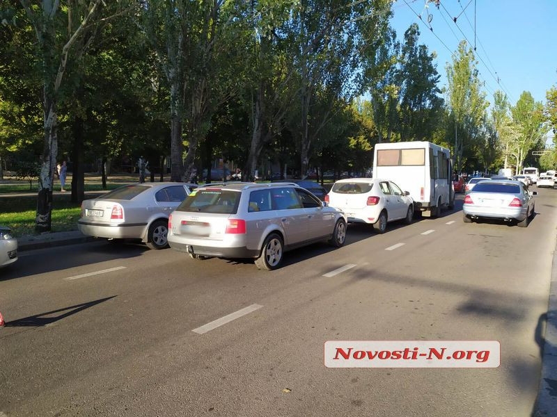 Ð ÑÐµÐ½ÑÑÐµ ÐÐ¸ÐºÐ¾Ð»Ð°ÐµÐ²Ð° ÑÑÐ¾Ð»ÐºÐ½ÑÐ»Ð¸ÑÑ Ð¼Ð°ÑÑÑÑÑÐºÐ° Ð¸ Ð´Ð²Ðµ Ð»ÐµÐ³ÐºÐ¾Ð²ÑÑÐºÐ¸ â Ð¿ÑÐ¾ÐµÐ·Ð´ Ð¿Ð¾ Ð¿ÑÐ¾ÑÐ¿ÐµÐºÑÑ Ð·Ð°ÑÑÑÐ´Ð½ÐµÐ½