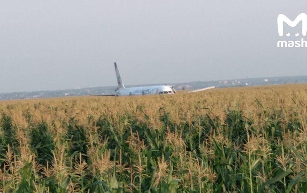 Появилось видео жесткой посадки А-321 в поле