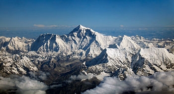 Непал ужесточает требования к желающим подняться на Эверест