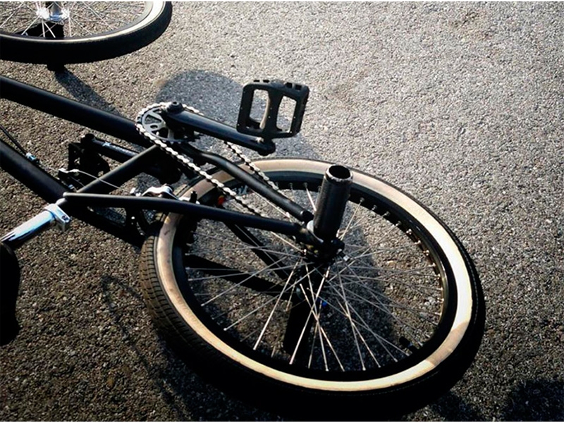 В Херсоне под облгосадминистрацией разбился юный велосипедист
