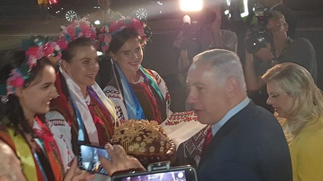 Появилось видео, как жена Нетаньяху бросила хлеб-соль на землю в Борисполе