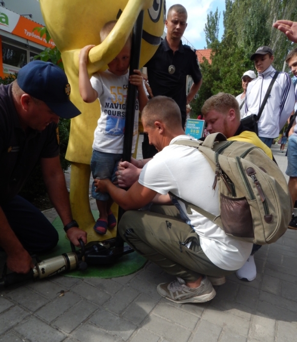 В Скадовске спасатели вызволяли мальчика, застрявшего в мультяшной конструкции 
