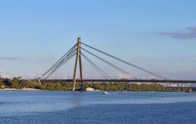 Спасатели сняли шестерых детей с моста в Киеве