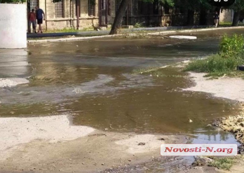 В сети появилось видео канализационного потопа в Николаеве