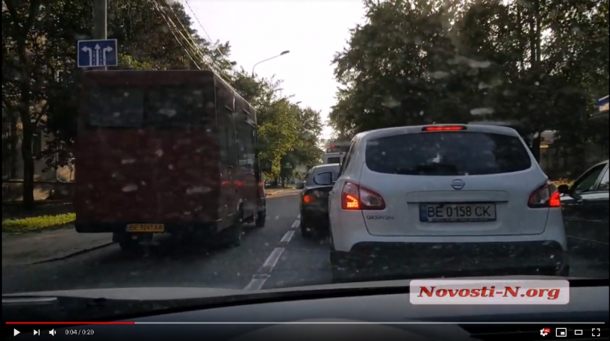 Три нарушения за десять секунд: как ездят маршрутчики в Николаеве. ВИДЕО