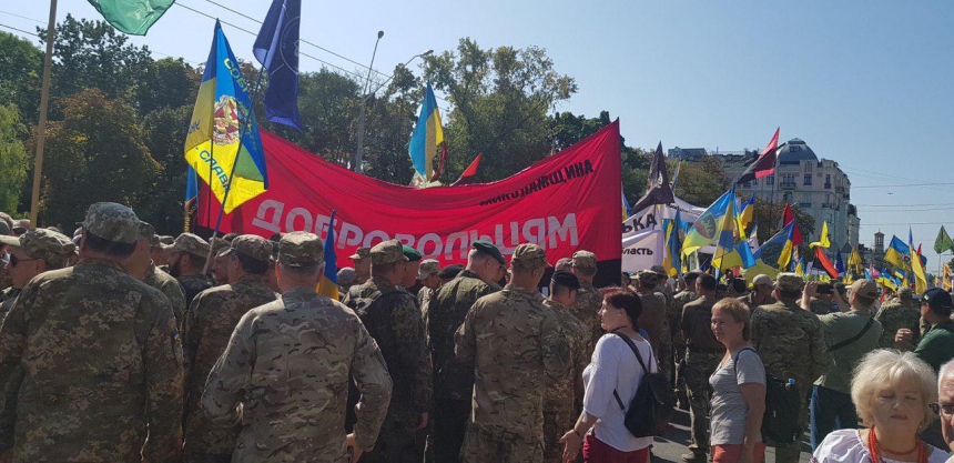 В Киеве проходит Марш защитников - участники называют президента «зеленым крокодилом»