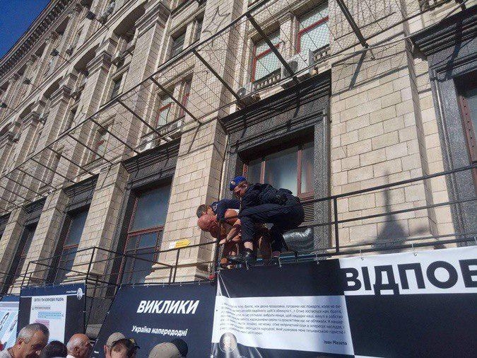 В центре Киева мужчина на металлических конструкциях угрожал "гранатой"