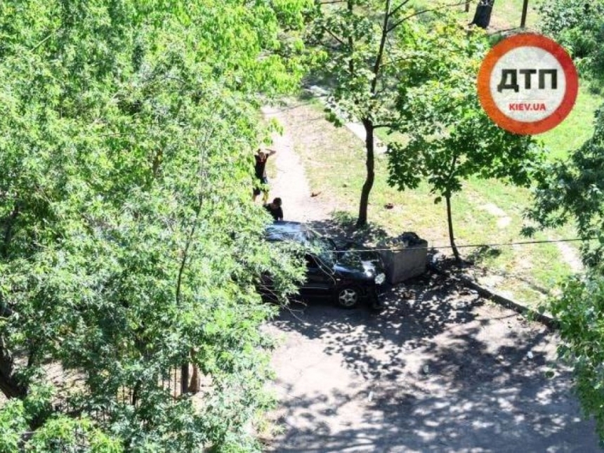 В столице подростки на угнанном у родственников авто разбили припаркованную машину