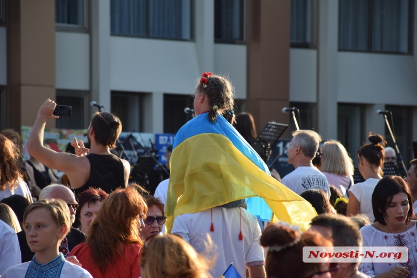 Праздничное шествие, марш вышиванок и концерт — как в Николаеве День независимости отмечали. ФОТОРЕПОРТАЖ