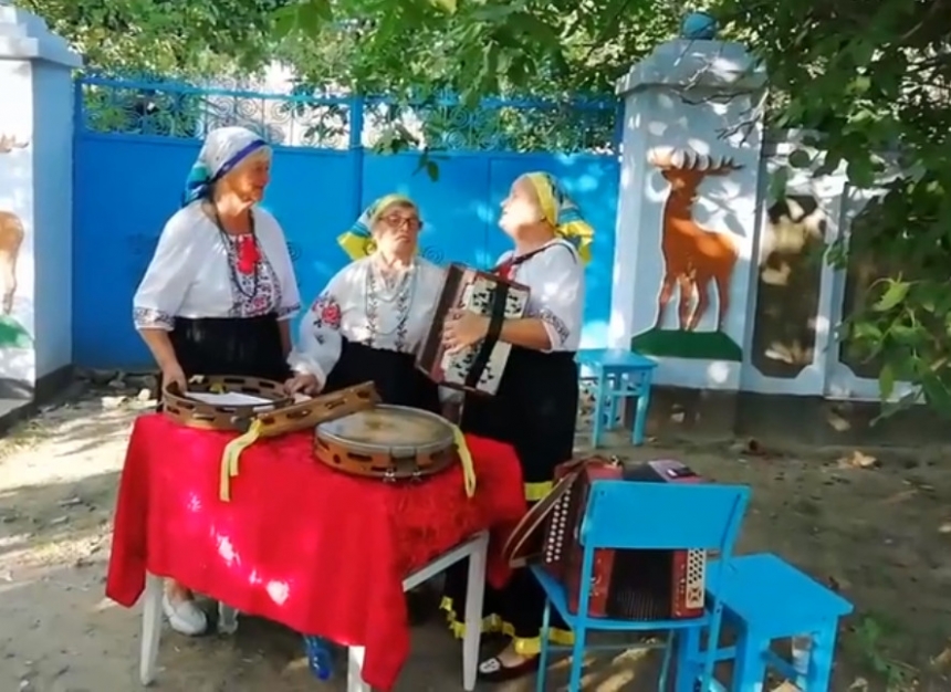 В Новой Одессе три «старушки-веселушки» организовали концерт прямо на улице. ВИДЕО