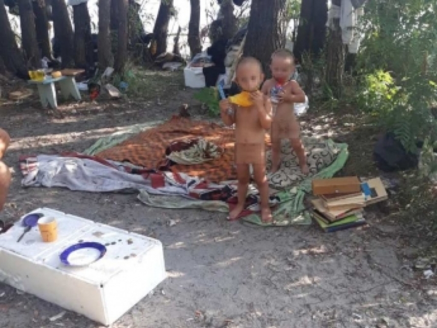 В куче мусора и без одежды: родители оставили двух малышей бездомному