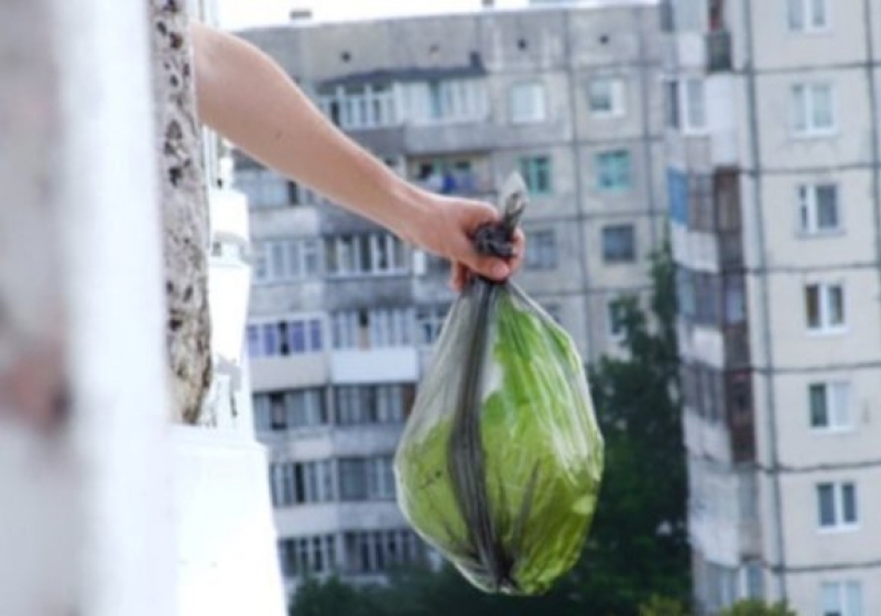 В Одессе парень лазил по балконам 17-этажки и бросался мусором. ВИДЕО