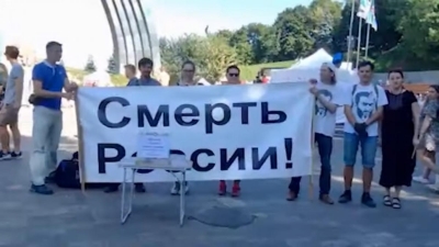 В Киеве спортсмен пытался вырвать у националистов антироссийский плакат. Видео
