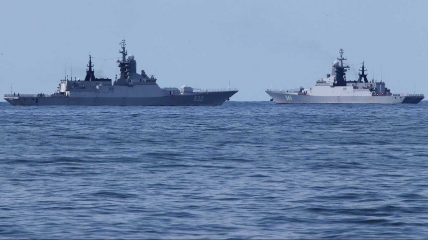 Корабль ВМС Украины совершил переход Черным морем под надзором российских суден