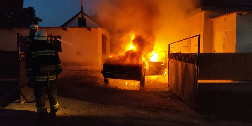 На Николаевщине в частном дворе загорелся Opel Kadett