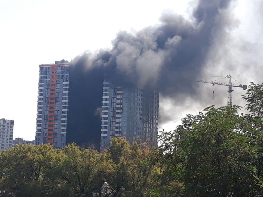 В Киеве на Оболони вспыхнула многоэтажка. Фото, видео