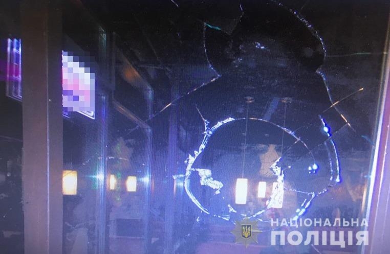В Киеве после драки со стрельбой у кафе, в больницу попали двое мужчин