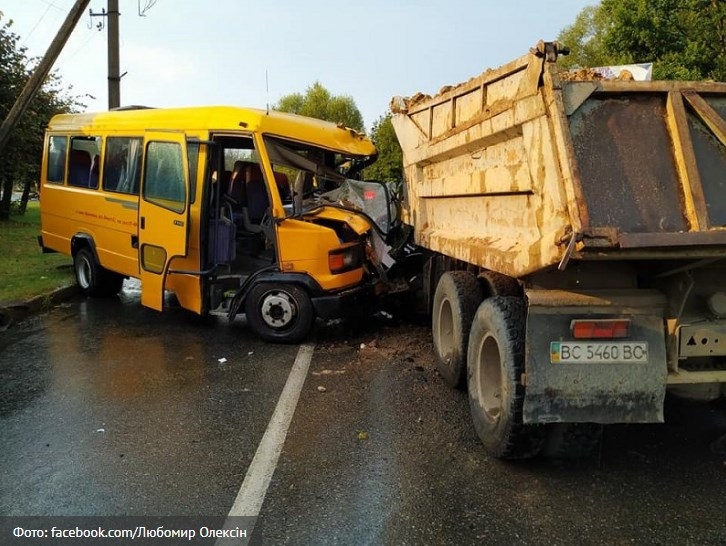 В Моршине  полная пассажиров маршрутка столкнулась с КамАЗом: более 10 пострадавших