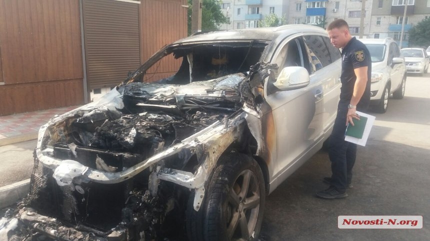 Сгоревшая Audi Q7 принадлежит депутату, зашедшему вместо застрелившегося Мосякина 