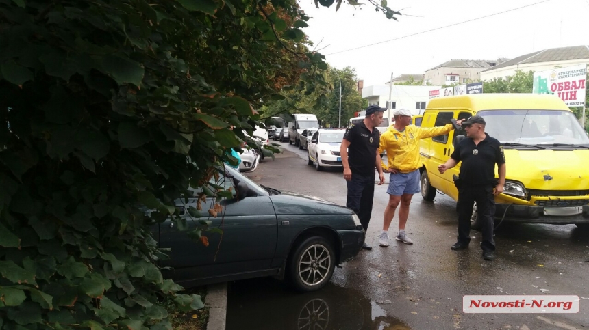 Ð ÐÐµÑÐ²Ð¾Ð¼Ð°Ð¹ÑÐºÐµ Ð¿ÑÑÐ½ÑÐ¹ Ð²Ð¾Ð´Ð¸ÑÐµÐ»Ñ Ð½Ð° Â«ÐÐ°Ð´ÐµÂ», ÑÐ¿ÑÐ°Ð²Ð»ÑÐ²ÑÐ¸Ð¹ Ð°Ð²ÑÐ¾ Ð¾Ð´Ð½Ð¾Ð¹ ÑÑÐºÐ¾Ð¹, ÑÑÐ¾Ð»ÐºÐ½ÑÐ»ÑÑ Ñ Â«Ð¤Ð¾ÑÐ´Ð¾Ð¼Â»